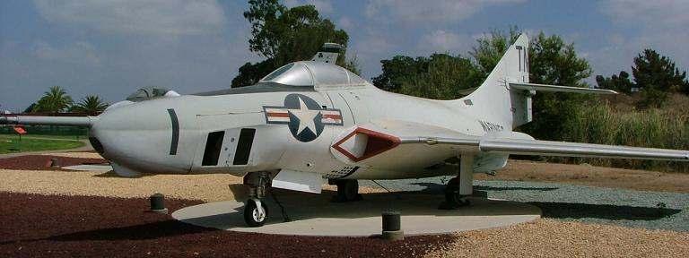 F-9 Grumman Panther/Cougar Panther Cougar span: 38' 11.58 m 34'6", 10.52 m length: 38'10", 11.84 m 40'11", 12.47 m engines: 1 Pratt & Whitney 1 Pratt & Whitney J48-P-4 J48-P-8 max.