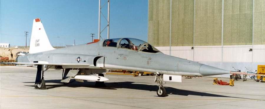 F-5 Northrop N156F Freedom Fighter span: 25'3", 7.70 m length: 47'2", 14.38 m engines: 2 General Electric J85-GE-13 max. speed: 945 mph, 1521 km/h (Source: USAF, via 10af.