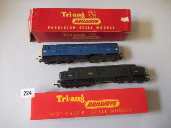 n/r 223 Triang R7751 D6830 runs repro box R357 5572 (boxed