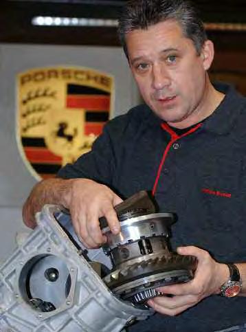 Twice a day, Klaus Kariegus from the Porsche Classic workshop ran a demonstration in which he dismantled the automatic gearbox from a Porsche 928 and