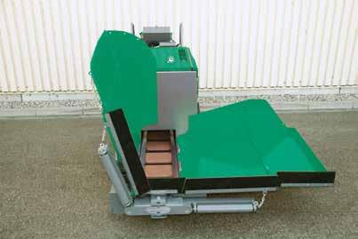 The asymmetrical material hopper (option) allows mix to be supplied to the paver by feed lorry even under the most difficult job site conditions.