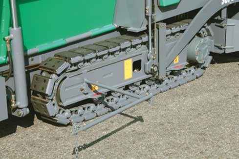 An extra upper footstep makes it possible for the operator to obtain an excellent overview over and beyond the paver.