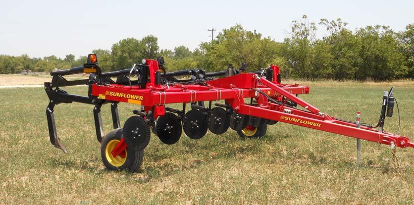 The 4700 Series is built on a solid frame with heavy-duty shanks designed to deeply penetrate heavily compacted soils while easily slicing through tough crop