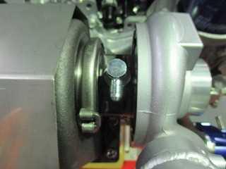 (8-5) Attach the banjo and banjo bolt using 2 copper washers to the turbocharger.