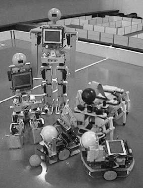 za znanstveno fantastične filme, ampak kot izvrstno orodje pri študiju tehniških ved. Na sliki 2.4 so prikazani mobilni roboti na kolesih, na gosenicah, ter na nogah.