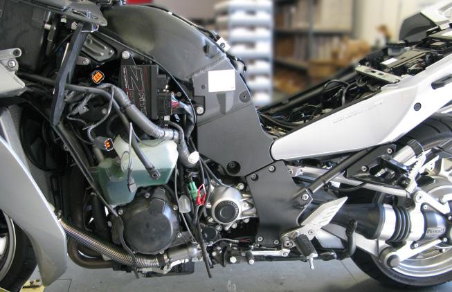 WE STRONGLY SUGGEST THAT AN EXPERIENCED TECHNICIAN INSTALL THIS BAZZAZ PRODUCT 1. Begin the installation by removing the seat, fuel tank, and left side fairing.