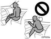 22p020a 22p236 22p022c Do not sit on the edge of the seat or lean against the dashboard when the vehicle is in use, since the front passenger airbag could inflate with considerable