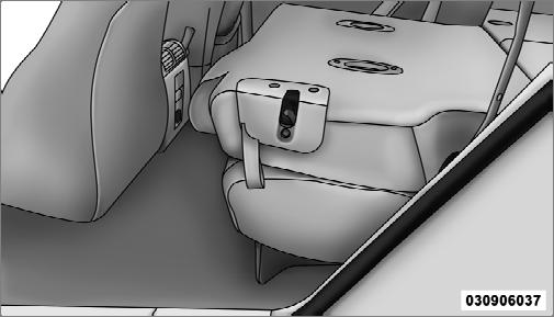 122 UNDERSTANDING THE FEATURES OF YOUR VEHICLE NOTE: Do not fold the rear seat down with the center seat belt buckled. 2. Fold the rear seat completely forward.