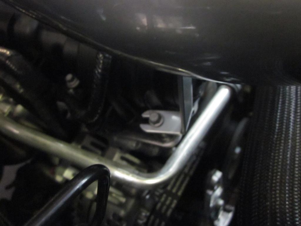 t) Loosen but do not remove the M6 bolt on the passenger side valve cover.
