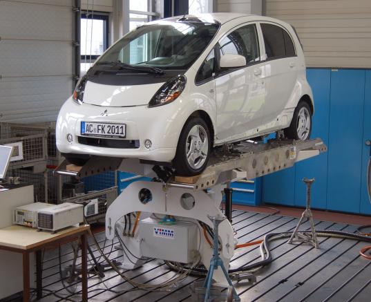 Functional Benchmarking Mitsubishi i-miev Chassis (1/2) Determination of inertia parameters Measuring of the overall vehicle weight for a defined load condition Determination of the centre of gravity