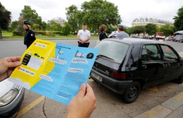 Paris drives old cars off its streets Life Fri Jul 1, 2016 8:33am Paris banned old, exhaust-belching cars from its streets on Friday in a war on air pollution that environmentalists hope will also