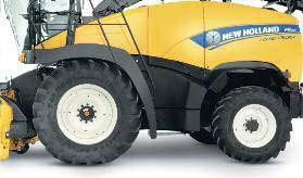 GROUND DRIVE The FR range shares many components of its robust ground drive system with New Holland combines.