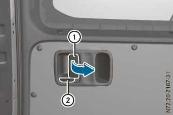 Rear doors 89 Closing the rear doors from the outside X If necessary, pull the rear door away from the magnetic door retainer (Y page 89). X Close the left-hand rear door firmly from the outside.