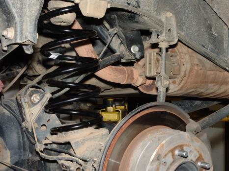 Slee Off Road Toyota Landcruiser 1998-2007 OME Suspension Installation Page 3 of 10 5. Allow the rear axle to safely/ slowly droop allowing removal of the coil spring.