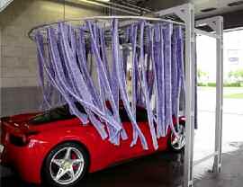 Drying mitter, swinging crosswise, free-standing The hanging, swinging drying textile strips reach the motor hood, the roof, the upper side surfaces and the trunk hood of the vehicles.