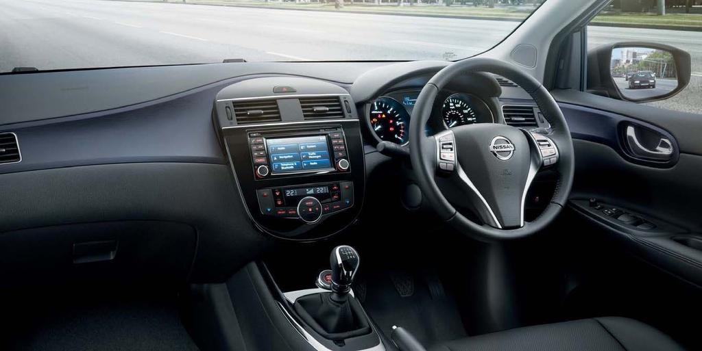 SURPRISING ALL ROUND INSIDE NISSAN PULSAR, all is elegance and fi nesse: soft touch materials and chrome detailing, extra-wide door armrests and amazing all-round visibility.
