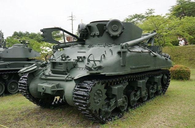 M32B1 TRV JGSDF equipment display, Camp Fuji (Japan) This tank