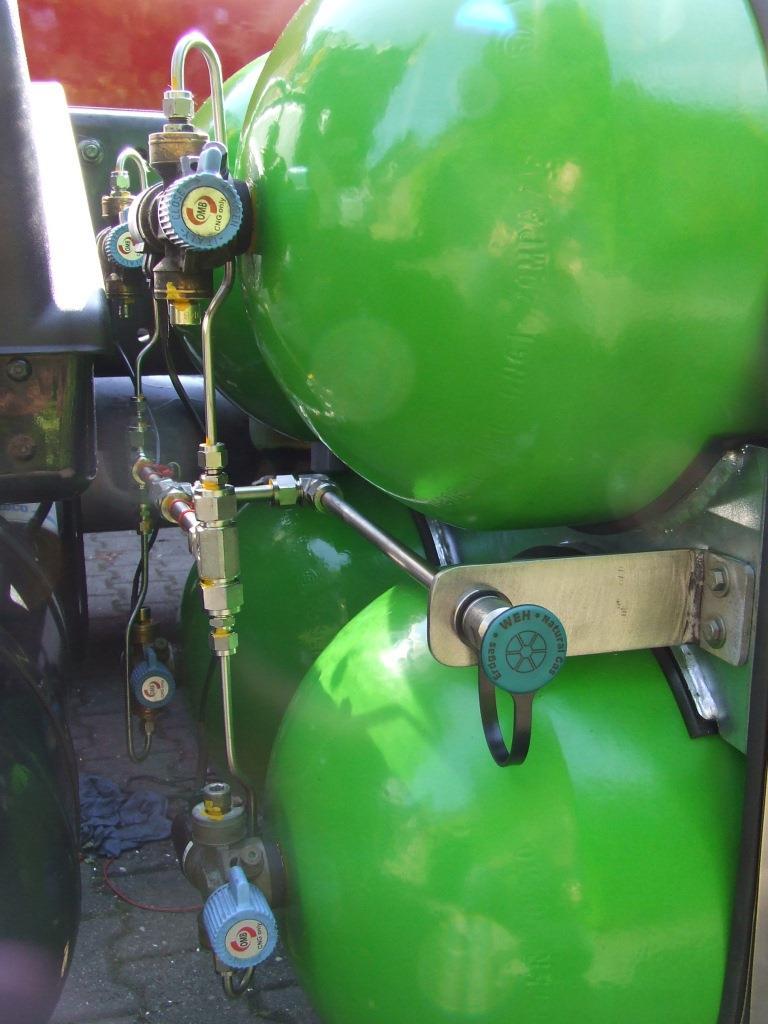 Connect the wiring loom to the tank valves and strap the harness to the stainless pipe. The stainless piping between the tanks is fillerline and consumption-line in one.