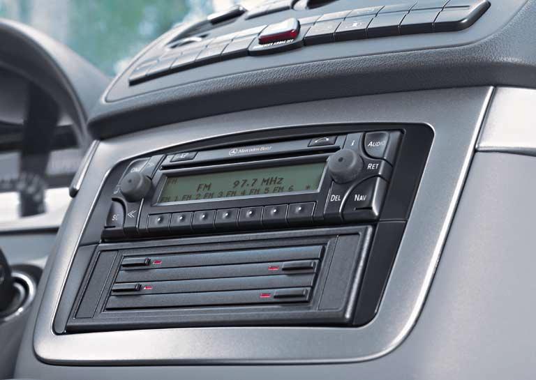 Technical data: radios Mercedes-Benz Sound 10 CC Mercedes-Benz Sound 30 CD Anti-theft protection Electronic coding Tuner Wavebands FM/AM/L/S FM/AM/L/S FM/AM/L/S RDS display RDS-TP/TA (traffic