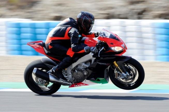 48 THE APRC SYSTEM AWC - APRILIA WHEELIE CONTROL Helps the rider control wheelies by lowering the front wheel gently to the ground WHEELIE DETECTION (Aprilia patent) Identifies the