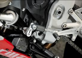 52 THE APRC SYSTEM AQS - APRILIA QUICK SHIFT Enables faster upshifts without using the clutch or closing the throttle Shift times are shorter than with conventional gearboxes Richiesta di coppia del