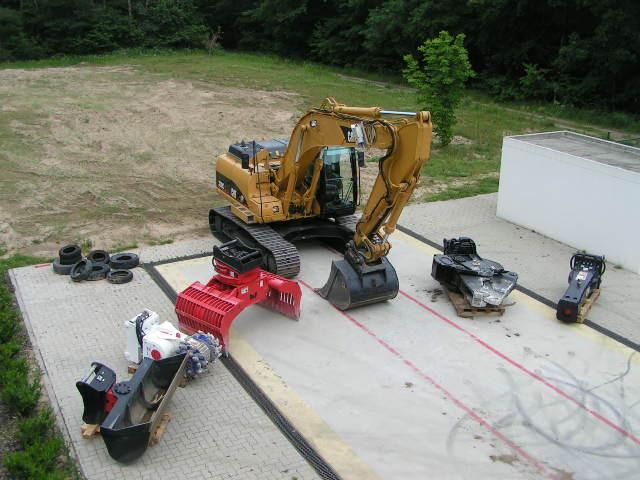 decontamination and dismantling work. A remote-controlled, rapid tool change system enables various types of tools to be used.
