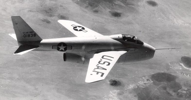 The Museum s X-5 flying with its wings swept fully forward, which allowed it to take off and land in a shorter distance, land at a lower speed, and climb faster.