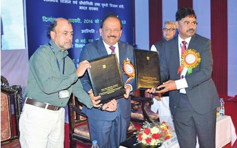 SOME MAJOR EVENTS AT A GLANCE In the presence of Dr. Harsh Vardhan, Union Minister of Science & Technology and Earth Sciences, Government of India, exchanging an MoU document are Prof.