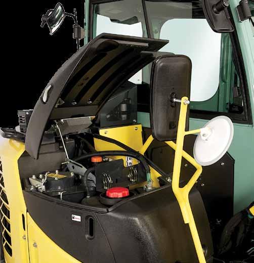 The right covers provide access to the radiator, battery, fuel tank and hydraulic filling points.