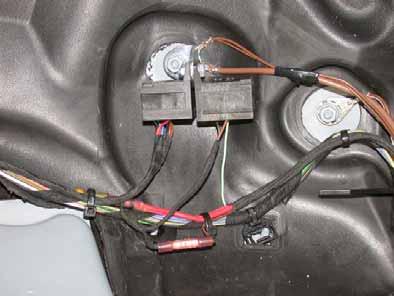 original vehicle stud bolt, original vehicle earth wires Angle bracket M5x6 bolt, washer, flanged nut 4 IPCU socket 6 Relay socket