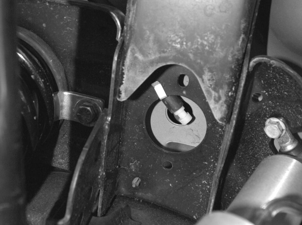 14 Install the new swaybar link with the swivel stud end at the top and the mounting stud pointing towards the frame. Torque upper and lower to 75 ft-lbs (102 Nm).