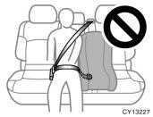 06 06.08 CAUTION When using the lower anchorages for the child restraint system, be sure that there are no irregular objects around the anchorages or that the seat belt is not caught.
