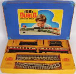 tank passenger train set, contents appear little used, with instructions and guarantee, scuffs to box outer (G-BFG) 60-90 650 A Hornby Dublo EDP15 Silver King passenger train set, some play wear to