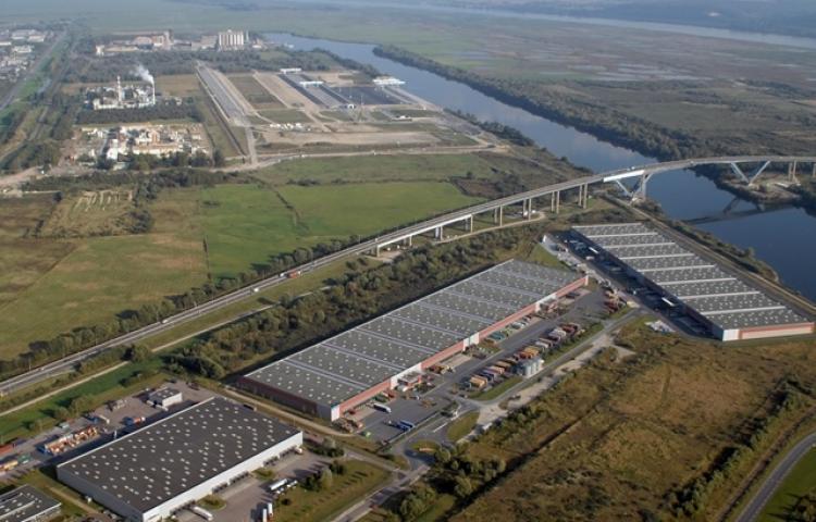 Bolloré Logistics HAROPA-Le Havre at a glance 70,000 sqm of warehousing facilities (bonded and non bonded) 13,000 sqm dedicated to Reefer logistics (from +16 C to -25 C) 400 employees 90,000 TEUS