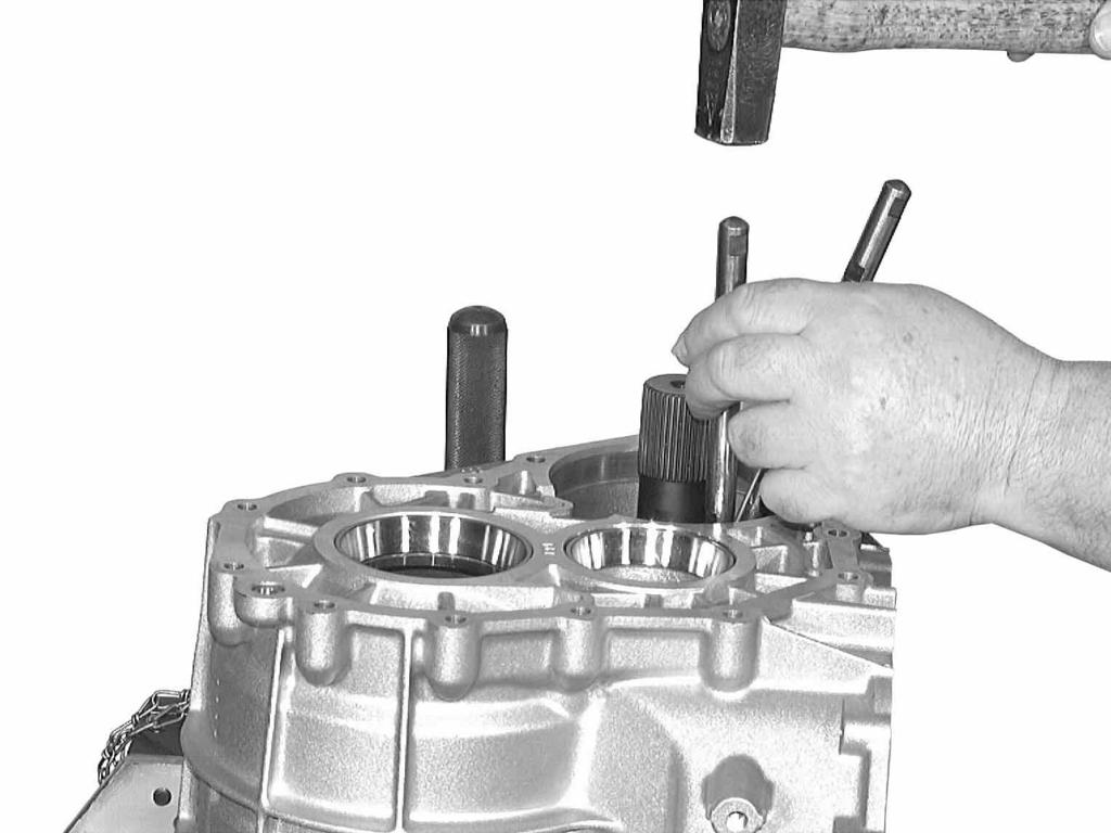 2.5 Removing pinion shaft Turn the transmission through 180 degrees.