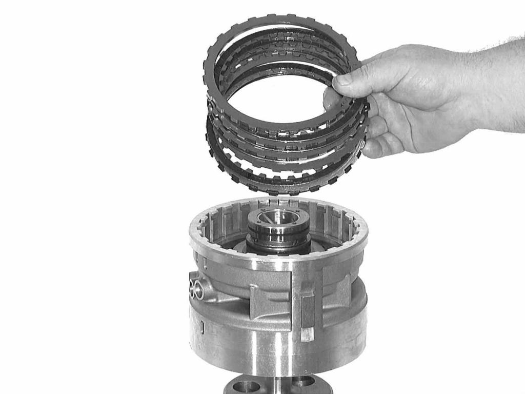 Install two rectangular-section rings 73.140 on the carrier. Insert disc set G, starting with spring disc 73.040 and continuing alternately with steel discs 73.050 and lined discs 73.060.