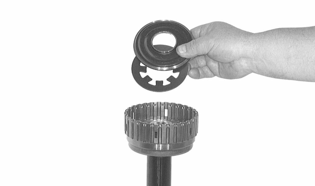 Place cup spring 71.080 on piston E with the edge facing up. Pull a new O-ring seal 71.086 on to oil dam 71.084 and insert into piston E. 98333 Take the shaft out of the fixture.