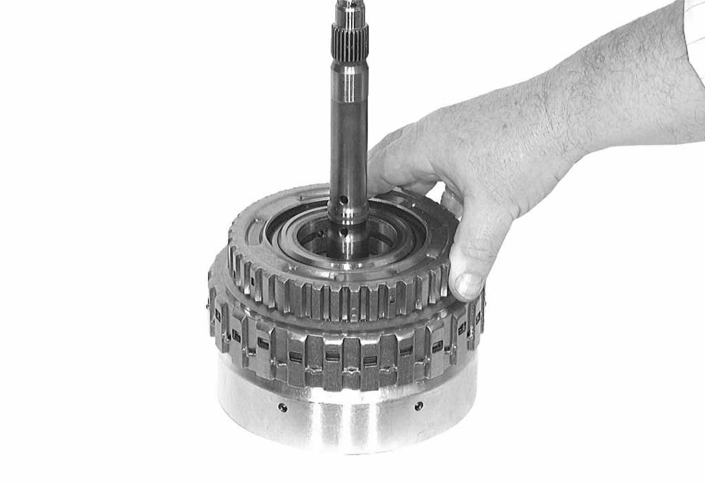 Insert cup spring 72.110, press the cup spring down with assembly fixture 5x46 002 005 and secure with split retaining ring 72.140. 98348 Insert clutch disc set B.