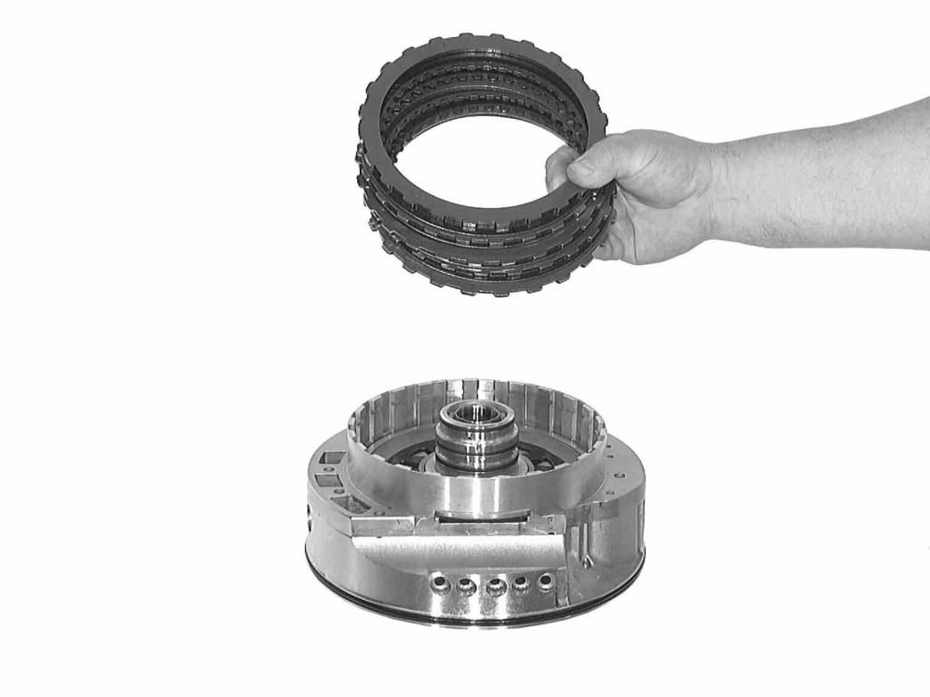 Insert the complete brake C disc set. Start with spring disc 10.270 and continue alternately with steel disc 10.290 and lined disc 10.300; finish with thick outer disc 10.310.