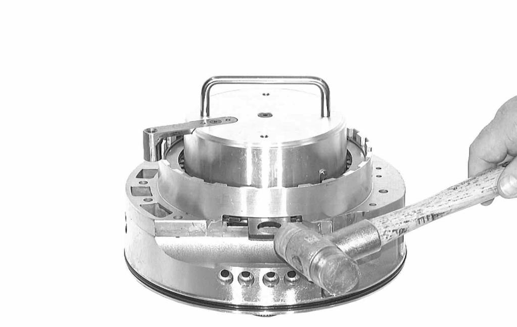 Remove the centring fixture. Use a small amount of Vaseline to attach angle washer / needle roller thrust bearing cage 10.390 to the hub of the stator shaft.