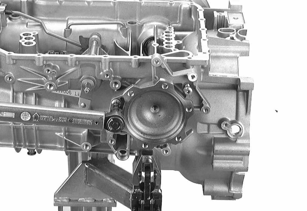 Insert the complete side shaft into the transmission housing and attach with 3