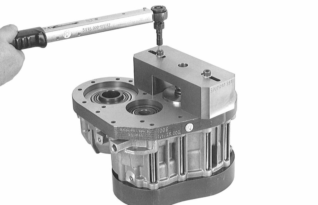 Turn the intermediate housing through 180, place it on the support plate and remove the gear retaining plate. Important: Tightening procedure: see Chapter 4.