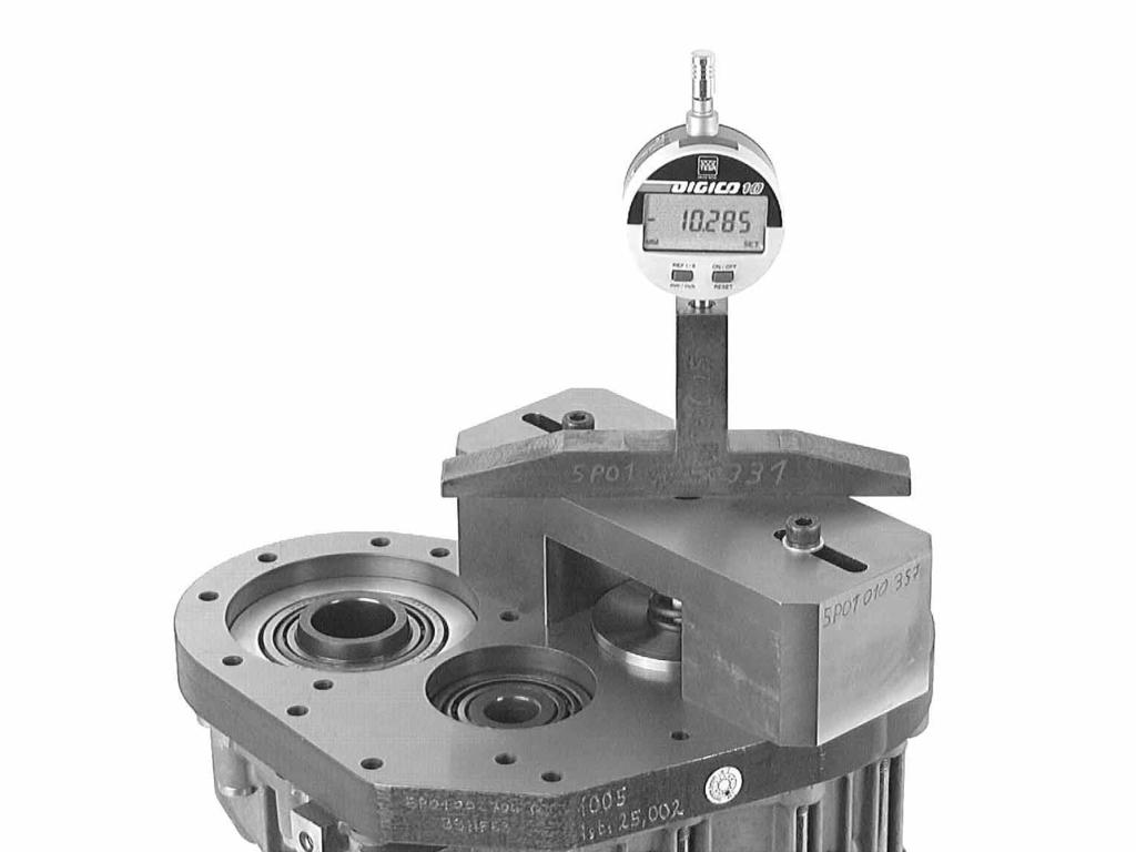 Turn the gears. Place the measuring bar on the measuring bridge and measure as far as the pressure bell. Read off value M DV. 00098 4.