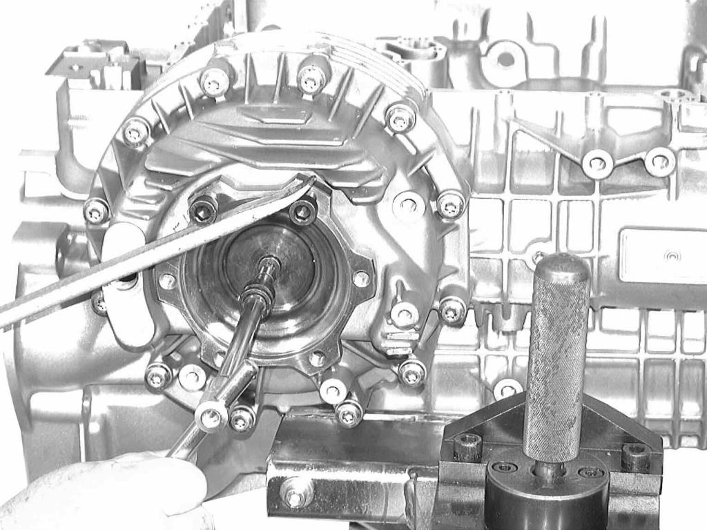 2.2 Removing the differential Remove the expansion bolt from the flange, at the same time