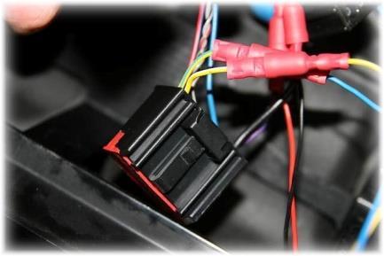 Transfer female system-connector of vehicle harness from rear of radio module into harness TV-LR. 3.
