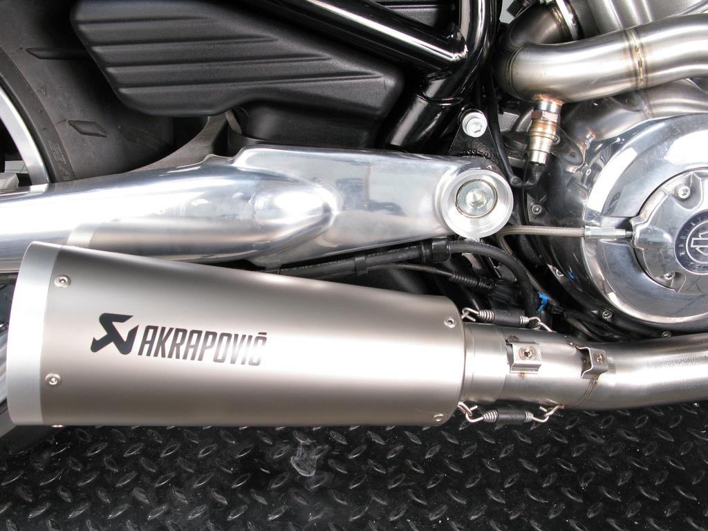 www.akrapovic.com 4. Position the muffler correctly, slide it onto the outlet side of the Akrapovič collector and attach the springs.