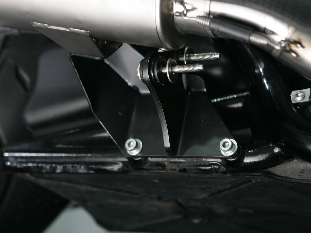 Passenger Footrests brackets mounting (for Muscle models only): place the marked stock screws and additional washers from Akrapovič installation