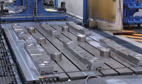 Machine pallet with clamping device for workpieces.