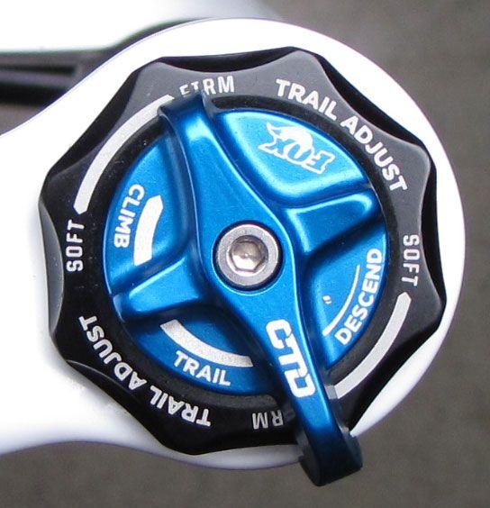 Rotate the blue CTD lever fully clockwise to set the fork in Climb mode. Climb mode is a very firm low-speed compression setting (not designed to be a solid lockout).