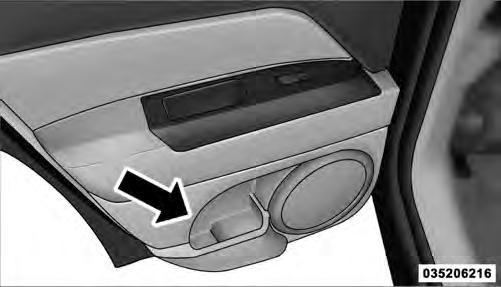 168 UNDERSTANDING THE FEATURES OF YOUR VEHICLE Rear Door Storage CONSOLE FEATURES The floor console contains